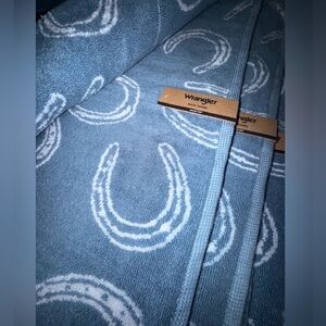 NEW WRANGLER REVERSIBLE
BLUE WHITE HORSESHOE PRINT BATH TOWEL 28x52 Quick Dry